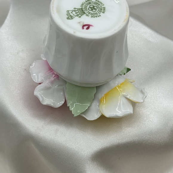 Royal Doulton Porcelain Flowers and Vase. - Picture 7 of 8